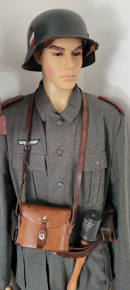 WWII Life Size German Soldier. 6 ft high. Everything are Replikas, except the 2 ammunition puches.
WWII Life Size German Soldier. About 6 ft high. Eve