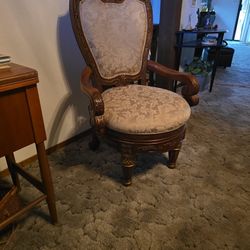 Nice Wood Chairs. I Have 3 Swivels Side To Side. 