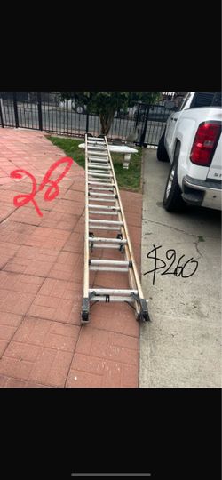 Excelente condition, 28 feet and more sizes available fiberglass extension, Ladders