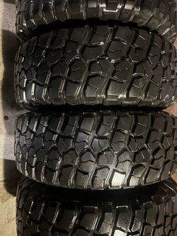 Tengo 4 llantas 35x12.50R17 BFGOODRICH MUd TERRAIN A/T KM2