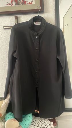 Blusa negra manga larga bonito diseño en frente como nueva size M