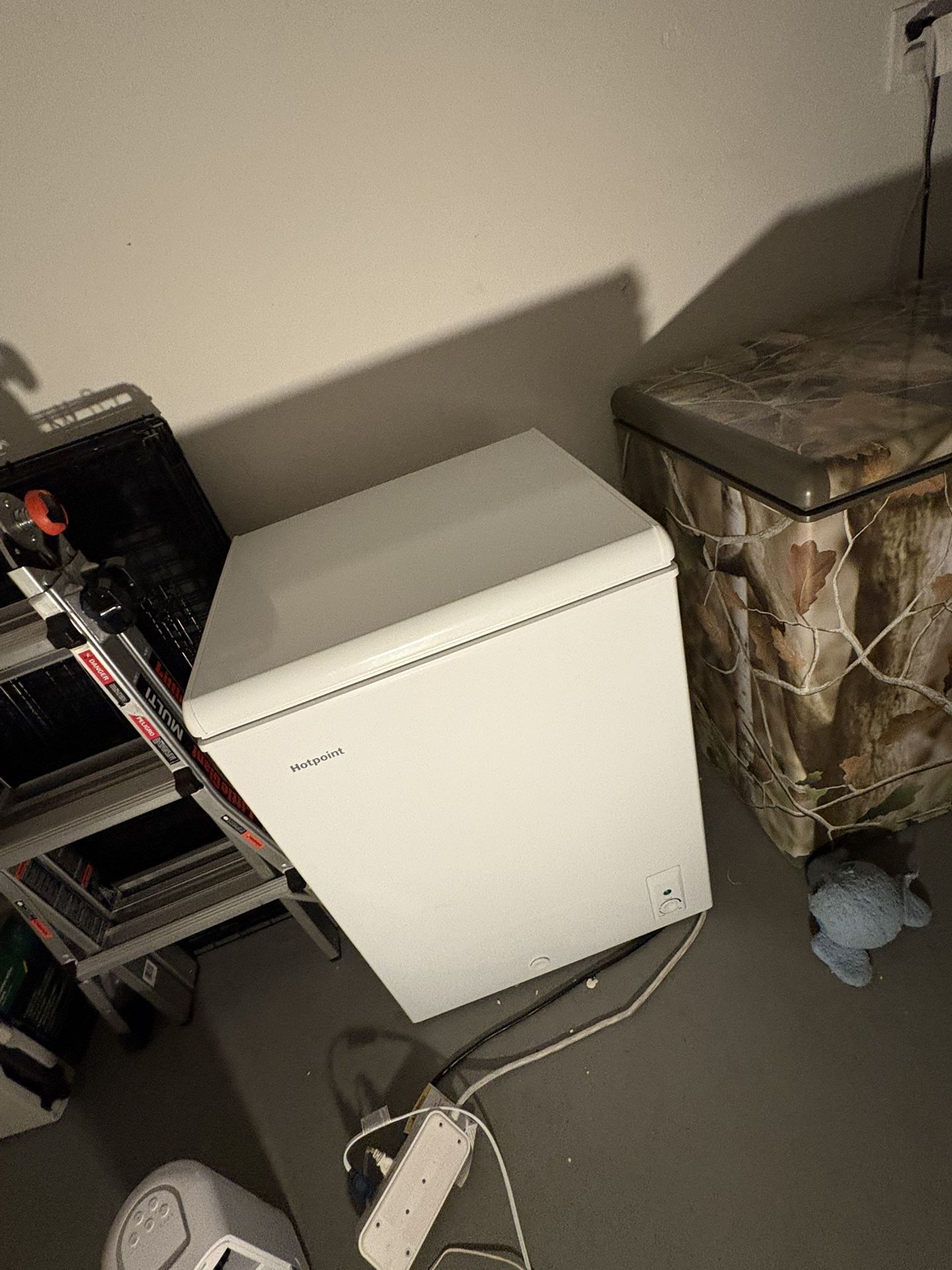 WHITE LIKE NEW CONDITION DEEP FREEZER