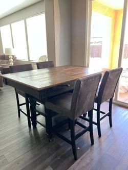 Table with 4 chairs