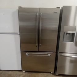 25 Cubic Foot Refrigerator Bottom Freezer Pull Out With Water And Ice Inside