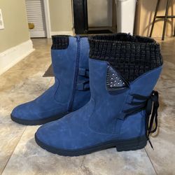 Mid rise New blue suede like boots size 9.5