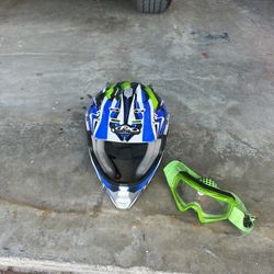 Motorcycle/dirt Bike Helmet And Goggles