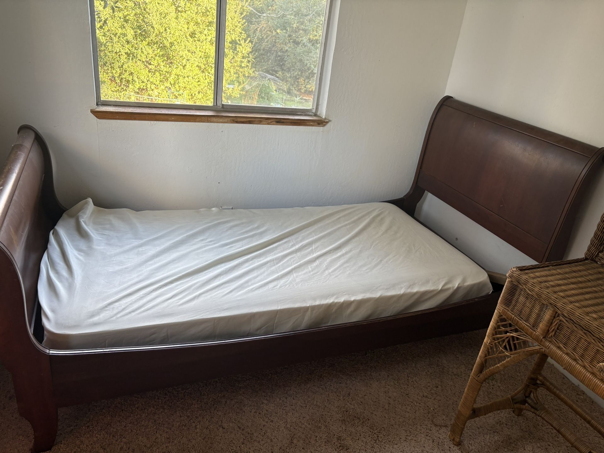 Twin sleigh bed free come pick it up