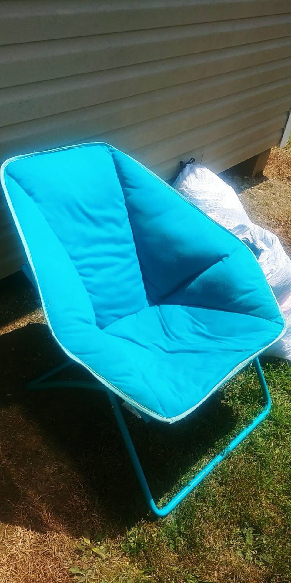 Foldable saucer chair, like new never used