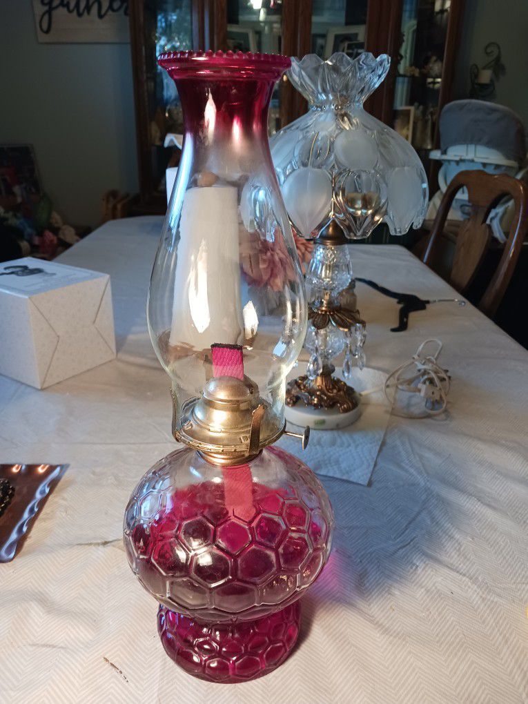 REALLY Unique Looking VINTAGE Oil LAMP  Works Great 