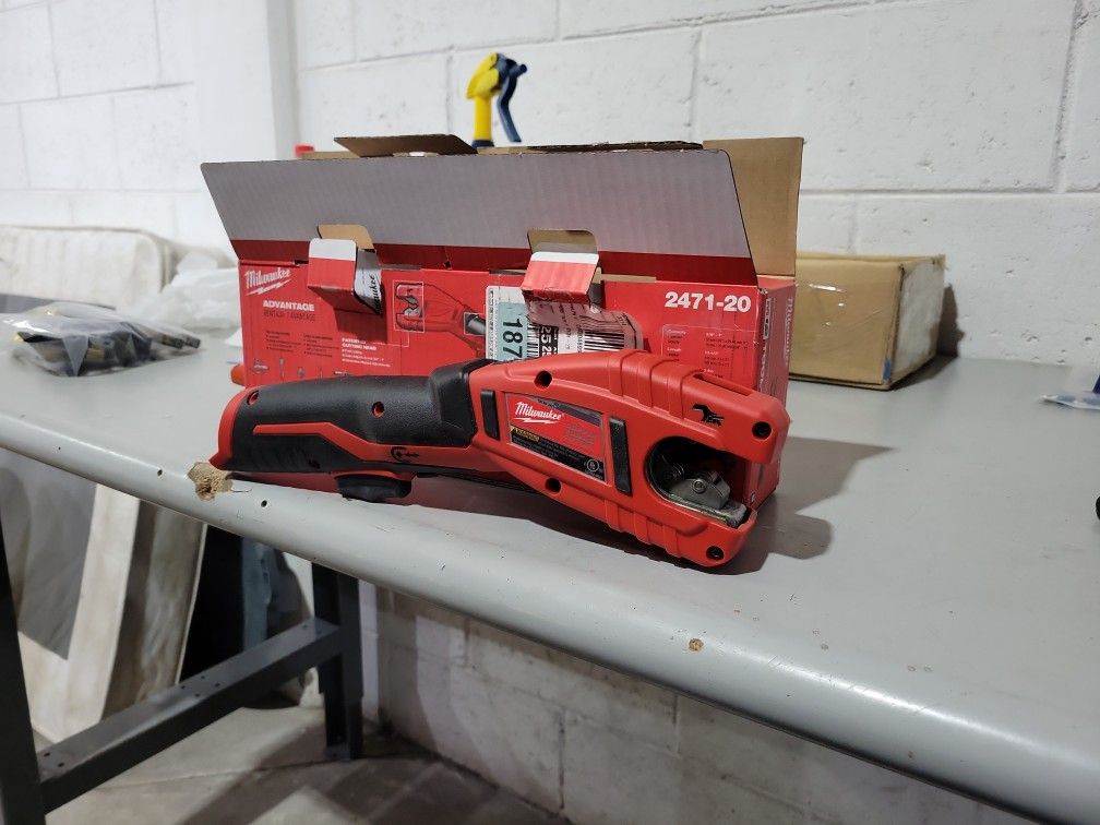 Milwaukee Tubing Cutter (Cooper)
