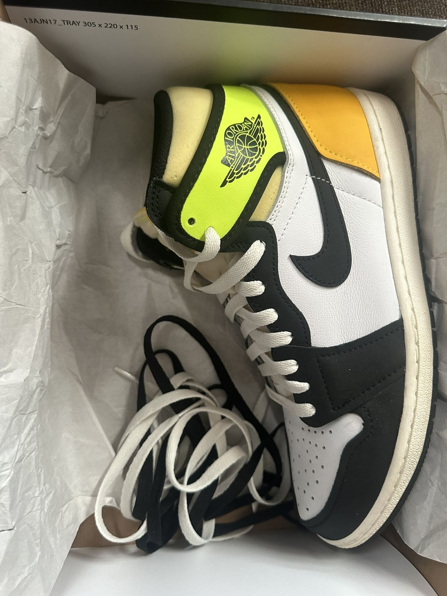 Retro Jordan 1 VOLT 🚨Price negotiable!!! Let’s make a deal🚨