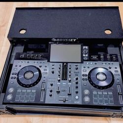 The Pioneer XDJ-RX3 Digital DJ Controller in black is a powerful and versatile tool for any DJ. With two decks and a built-in mixer, this controller