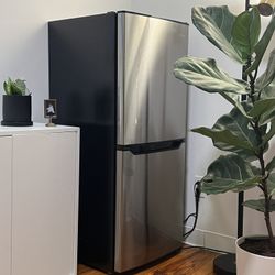 Insignia medium-sized Refrigerator 