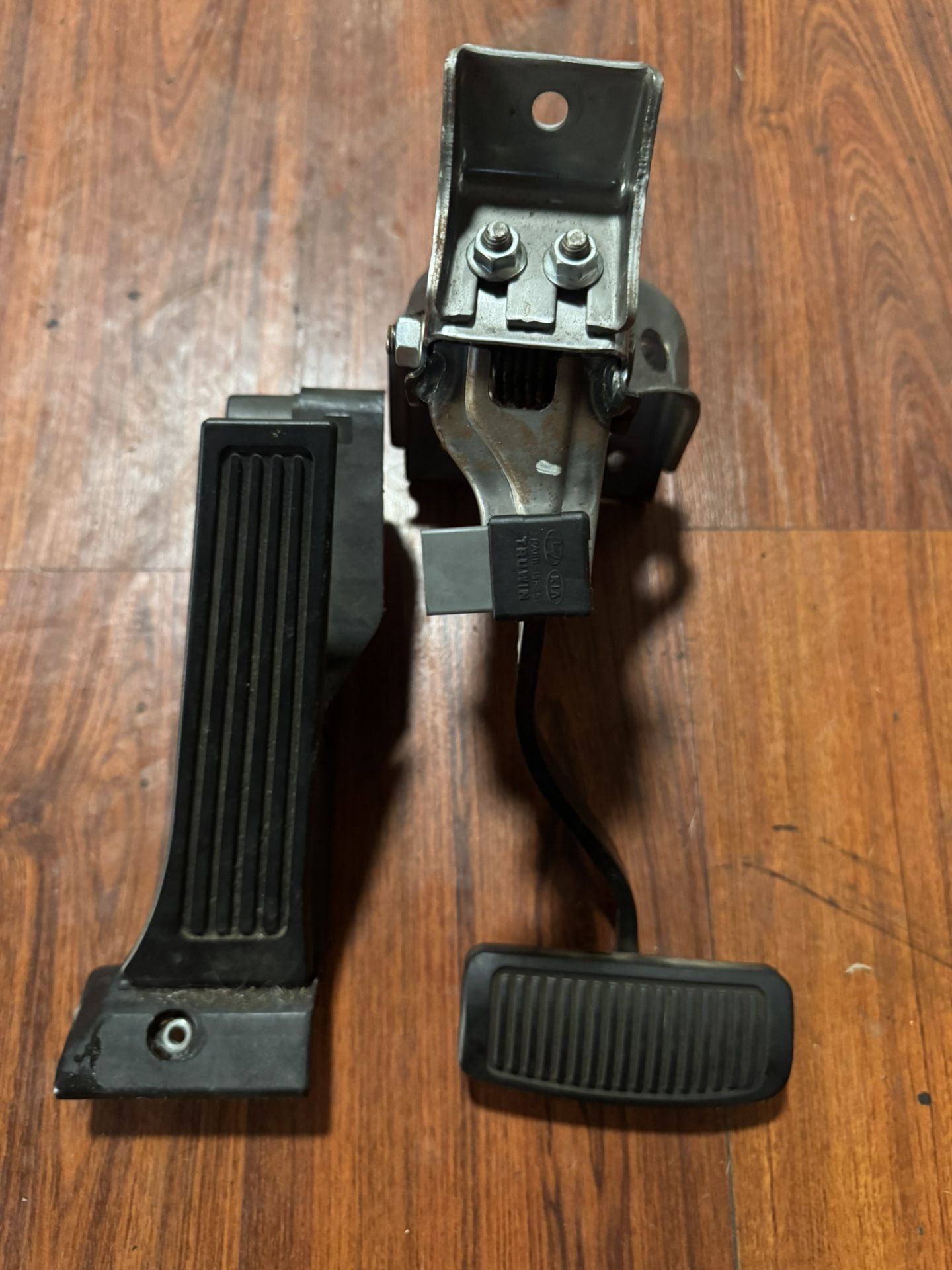 2011 Hyundai Genesis Coupe 3.8 Break And Gas Pedal