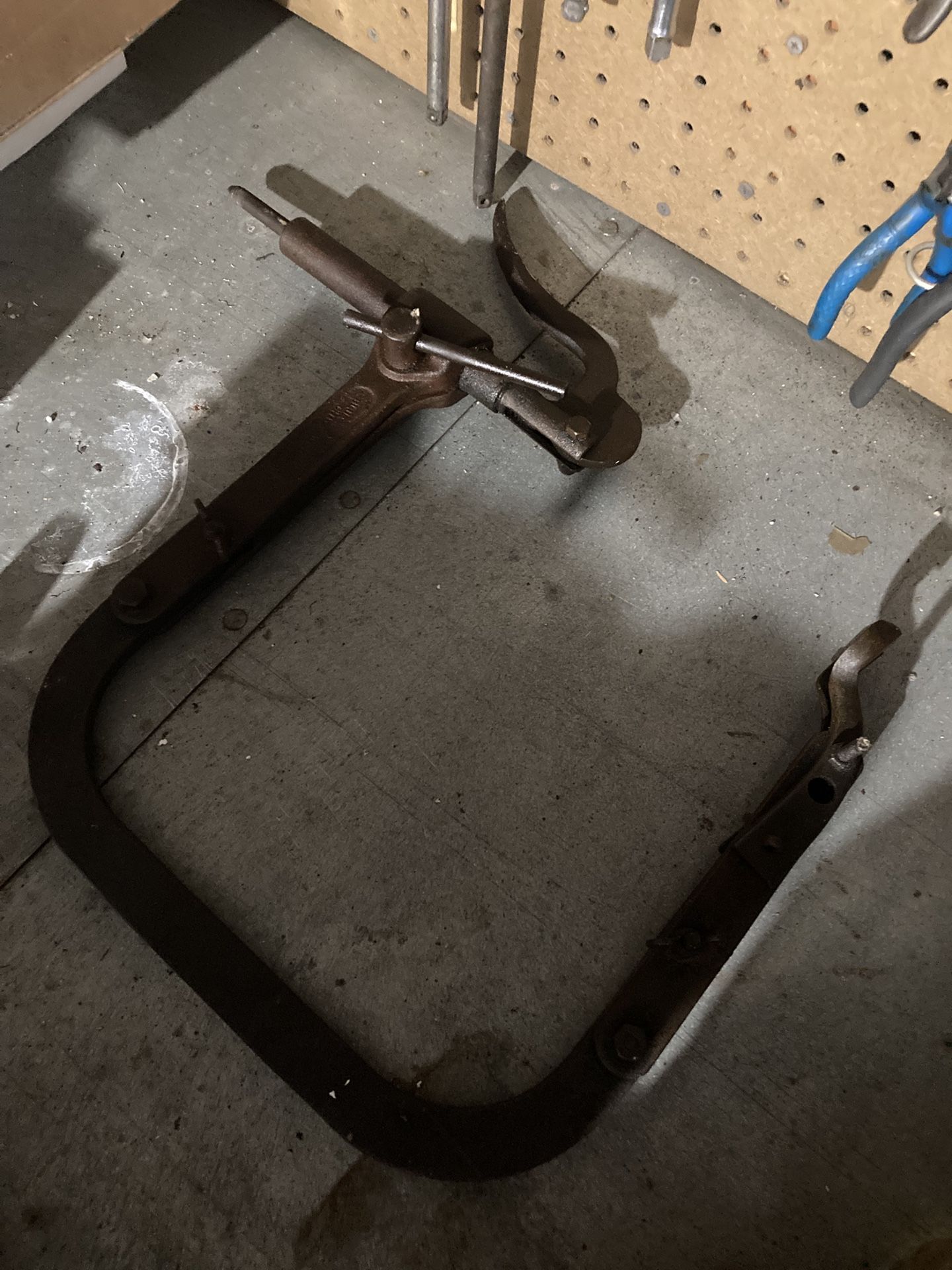 Valve spring compressor
