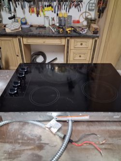 Great Whirlpool 30- inch electric ceramic glass cooktop with Instructions Manual.