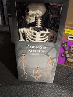 Halloween pose and stay skeleton