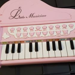 Kids pink piano 