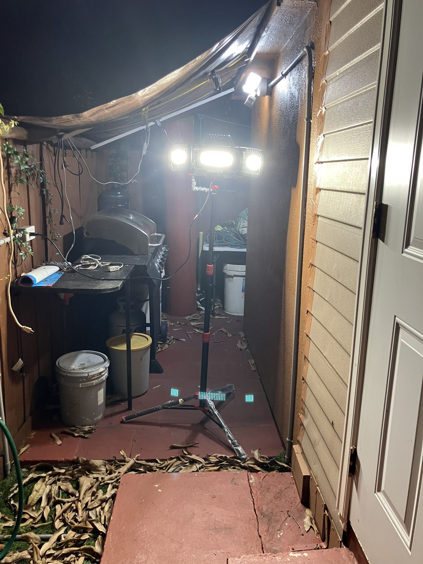 7000 Lumens Husky Tripod Light