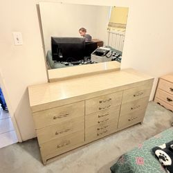 Dresser With Mirror 