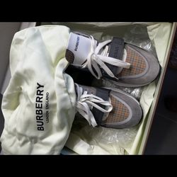 Burberry Size 43 (10)
