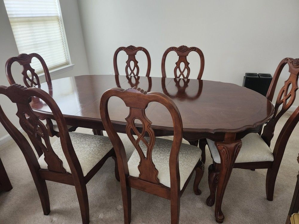Like New Wooden Dining Table With 6 Chairs In Excellent Condition