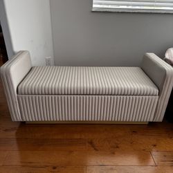 Leather armed storage bench ottoman  In great condition