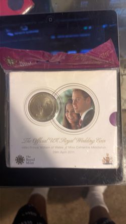 2011 Royal Mint UK Royal Wedding Prince William Catherine Middleton 5 Pound Coin