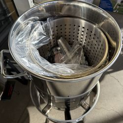 Complete Turkey Fryer Set Up. Pot And Burner. Pot Is Stainless Steel And Burner Is High Pressure 