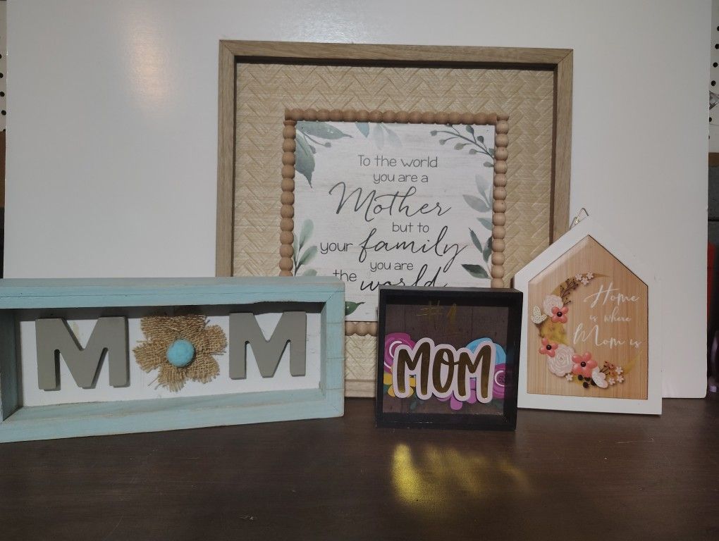 Mom Pictures, Decor