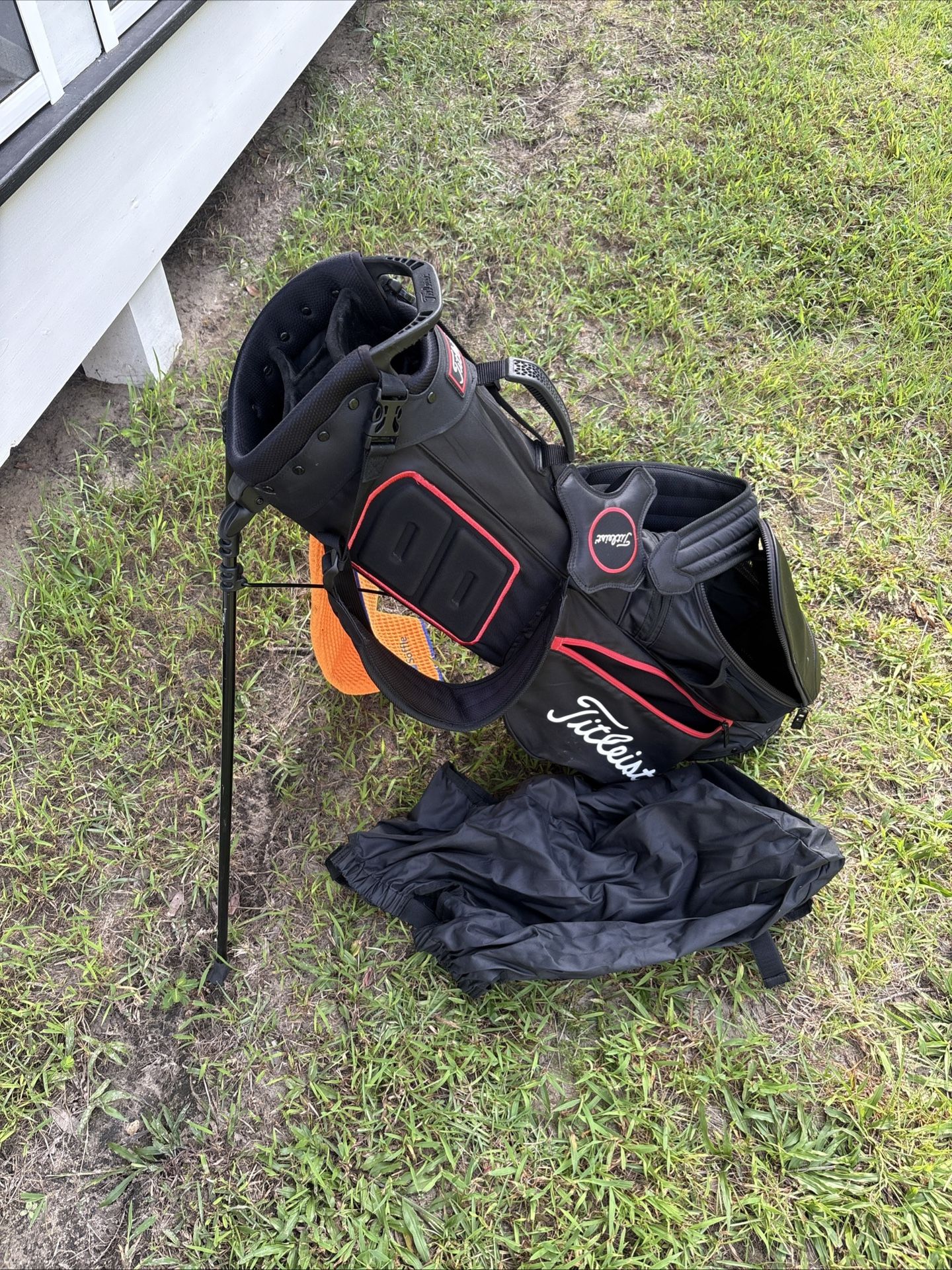 Titleist Black And Red Walking Golf Back