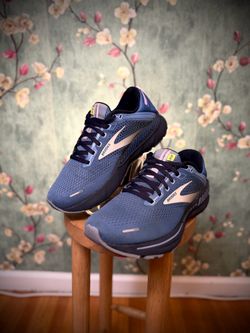 Brooks Adrenaline GTS 22 Womens Size 8