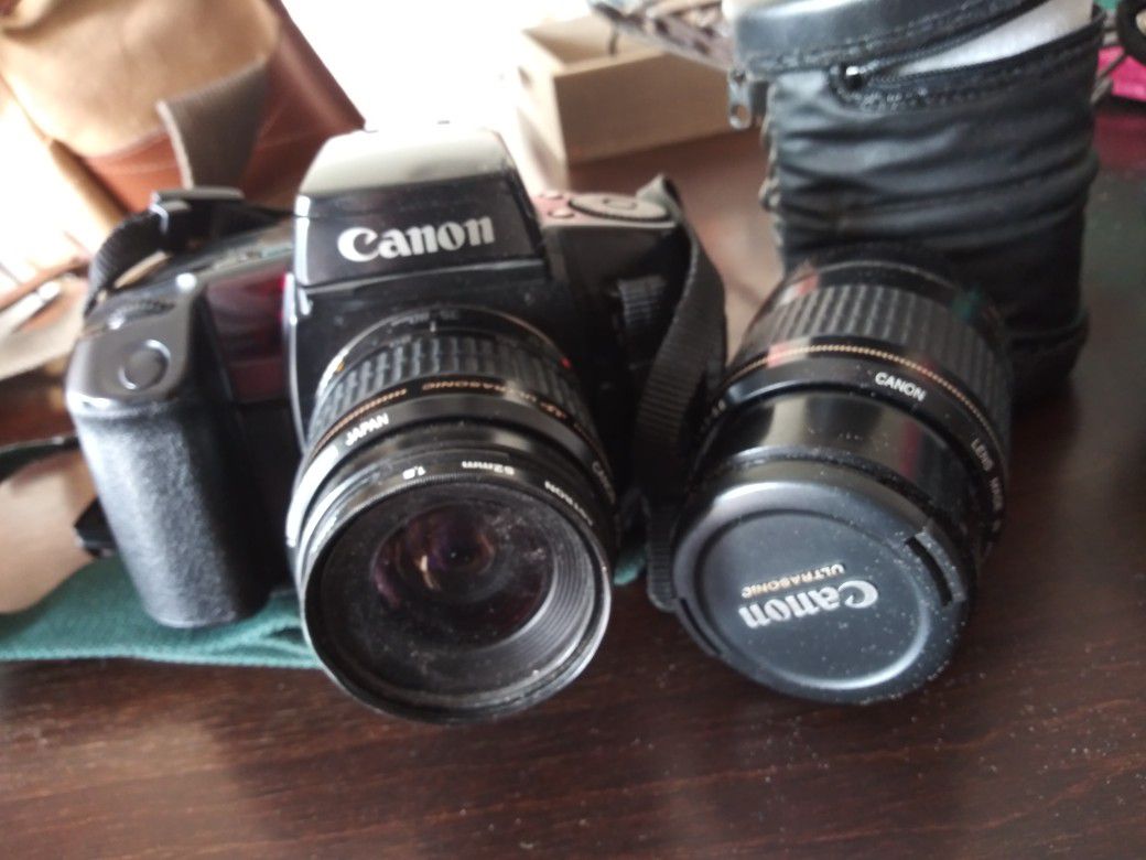 Canon eos film camera with extra lense and bag