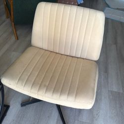 white desk and cream chair 