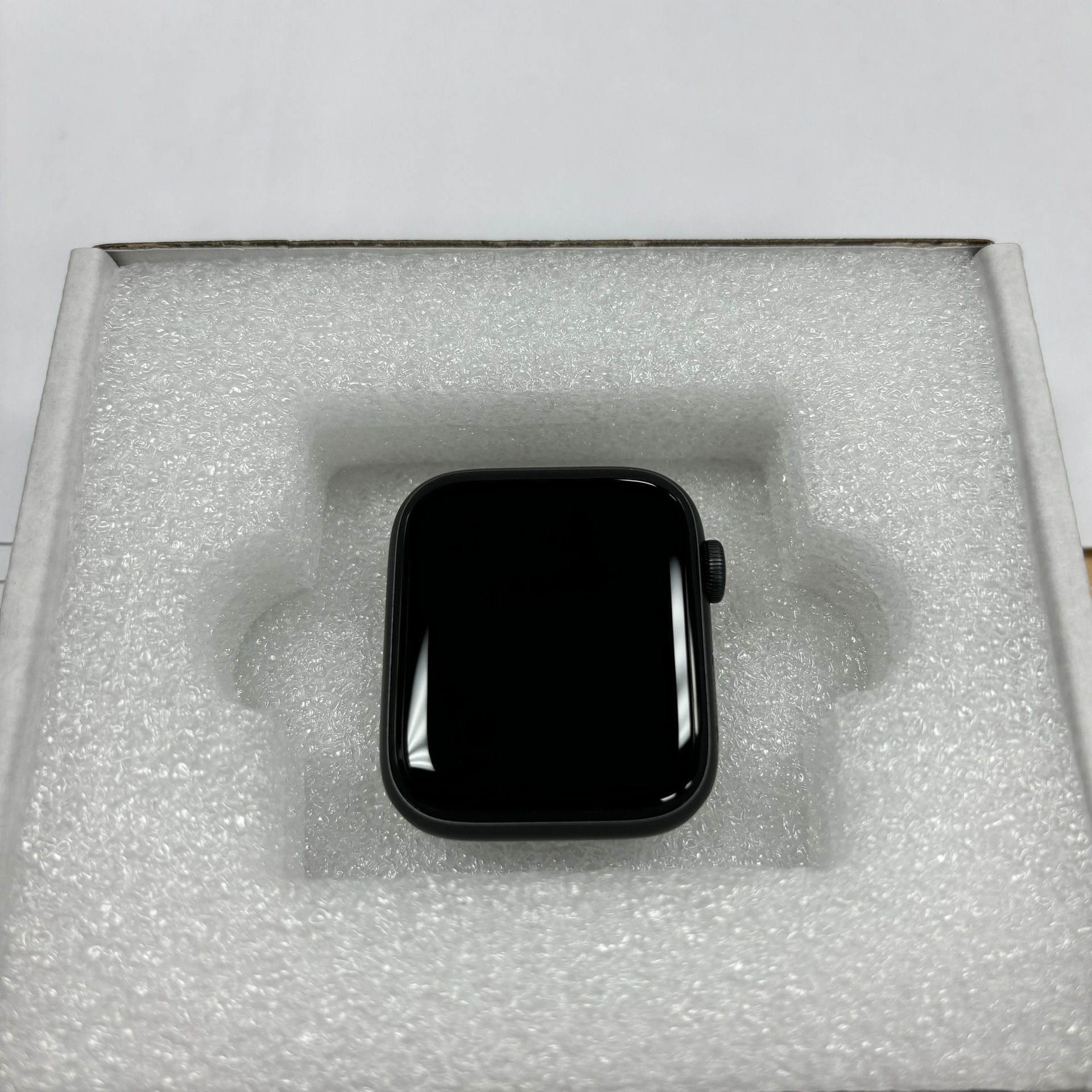 Apple Watch SE 44mm Space Grey With No Band