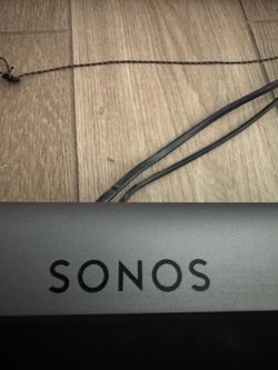 SONOS PLAYBAR-200 comes with mount and cable