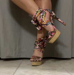 Open to requests. 👣 Used women’s floral platform heels. Size 6