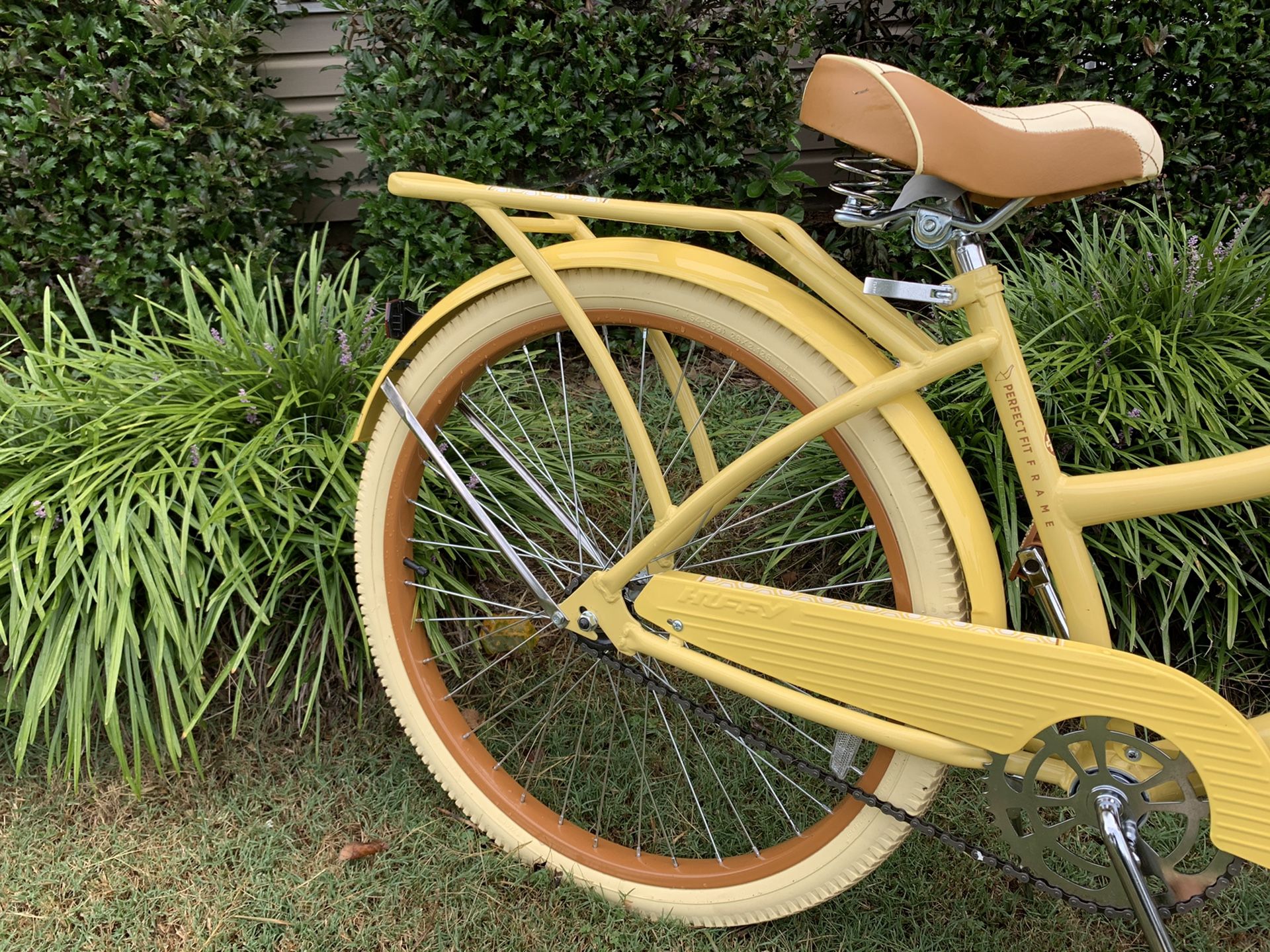 Huffy Nel Lusso Women's Cruiser Bike, Yellow, 26inch for Sale in