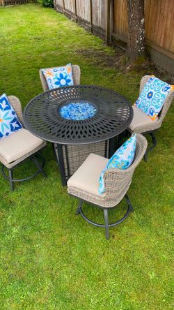 TALL TABLE WITH FIRE PIT AND BAR STOOLS !
