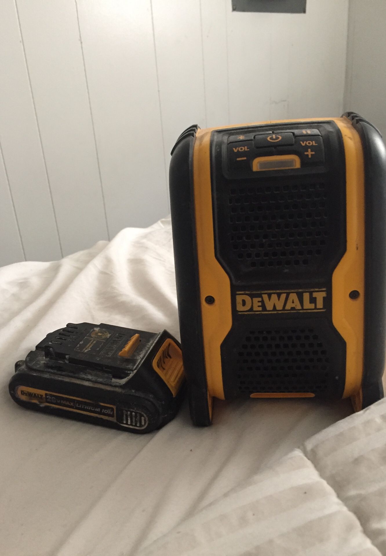 Dewalt radio and dewalt 20 vmax battery