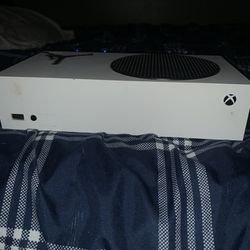 Xbox Series S 1tb + 2 working controllers with no issues