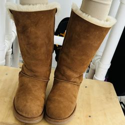 UGG BOOTS  SIZE 8