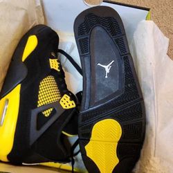 Jordan 4’s Black And Yellow Thunder’s