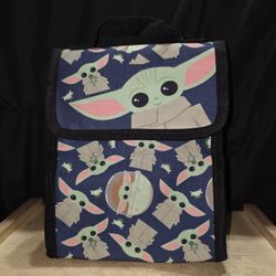 insulated lunch bag featuring a pattern of Grogu (also known as "Baby Yoda") from the Star Wars series The Mandalorian.