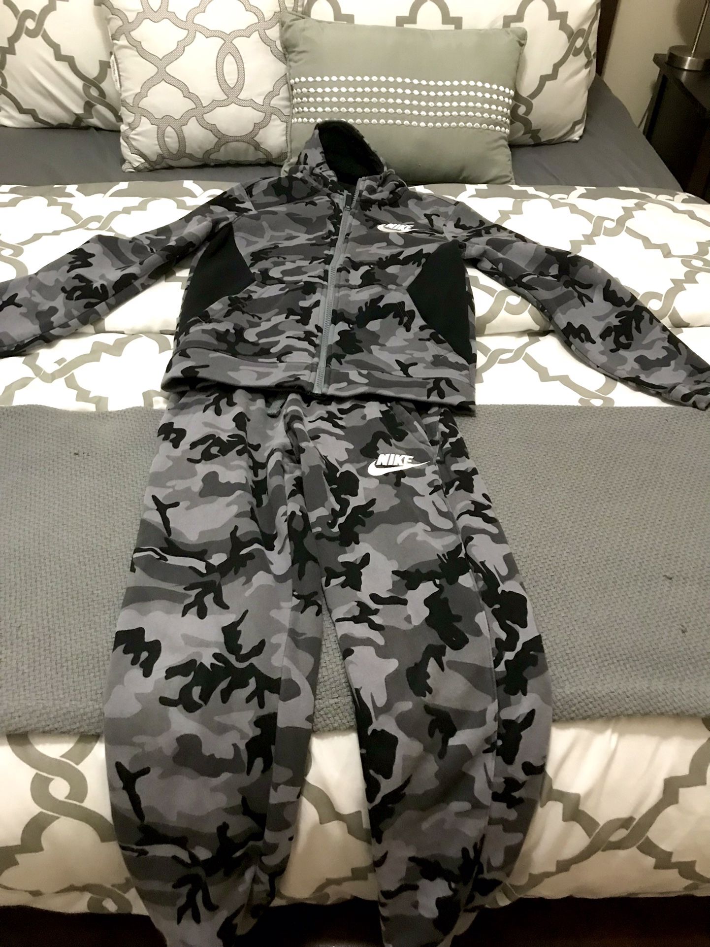 Nike Camo Hoodie And Jogger Pants Set (Boys Size Small)—-Only $30!!!