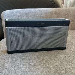 Bose soundLink Bluetooth speaker III :(version 3) Like New