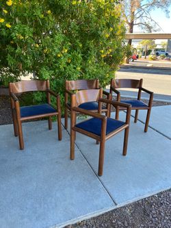 Set of 4 vintage MCM chairs ( can deliver for $10 )