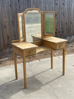 Antique vanity with four fling mirrors
