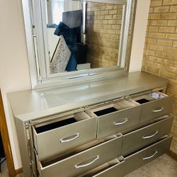 Selling a Gorgeous Modern Bedroom Set