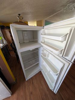 Refrigerator 2 door make ice work fibe